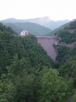 La diga del lago di Vagli, veduta frontale