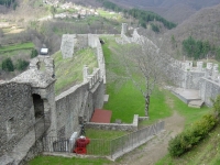 Cortina Nord, porta di accesso. Sullo sfondo il paese di Vibbiana.