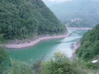 Il lago di Vagli, in lontananza su un colletto Vagli di Sotto, Garfagnana